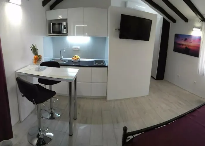 Kuzma And Lägenhet Split